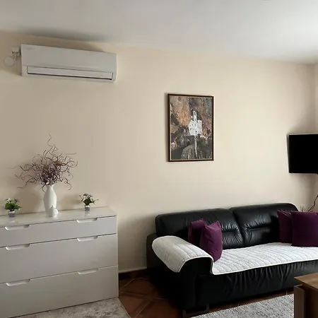 Helena Airport * 波德戈里察