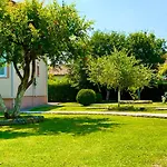 Helena Airport شقة *